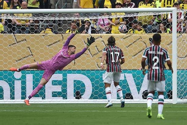 Thủ môn Kobel liên tục vất vả đối phó các cú sút của Fluminense