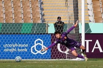 Thủ môn Li Hao của U23 Trung Quốc thực hiện pha cứu thua, thể hiện hàng thủ kiên cố của đội.