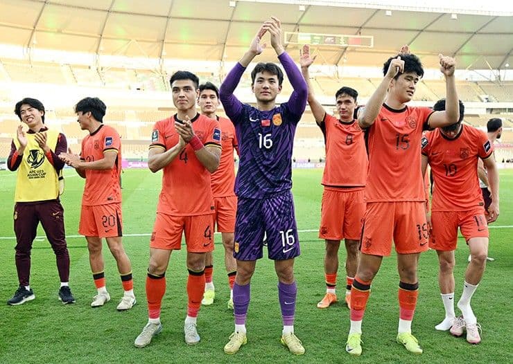 Thủ môn Li Hao (số 16) và các cầu thủ U23 Trung Quốc trên sân, thể hiện sự vững chắc của hàng phòng ngự.