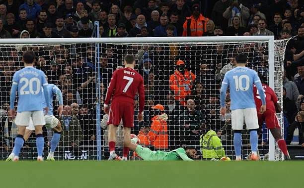 Thủ môn Mamardashvili cản phá quả penalty của Haaland, thể hiện khoảnh khắc quyết định và "phép màu" trong cuộc chiến trụ hạng đầy cam go ở Ngoại hạng Anh.