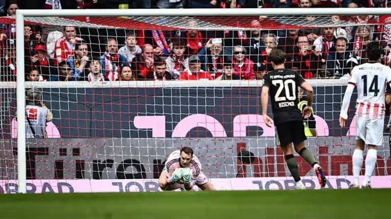 Thủ môn Manuel Neuer cản phá cú sút nguy hiểm của cầu thủ Freiburg