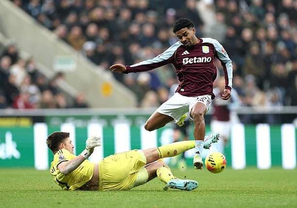 Thủ môn Martinez của Aston Villa thực hiện pha cứu thua xuất sắc