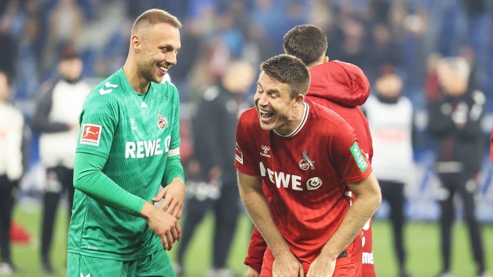 Thủ môn Marvin Schwäbe và trung vệ Dominique Heintz của 1. FC Köln ăn mừng chiến thắng ấn tượng trước Hoffenheim, thể hiện sức mạnh và khát vọng của tân binh Bundesliga.