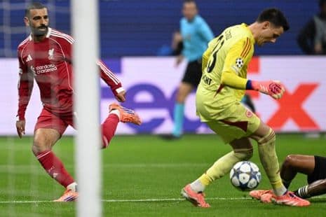 Thủ môn Michael Zetterer của Eintracht Frankfurt cản phá cú sút của Mohamed Salah, thể hiện sự chững lại ban đầu của Liverpool.