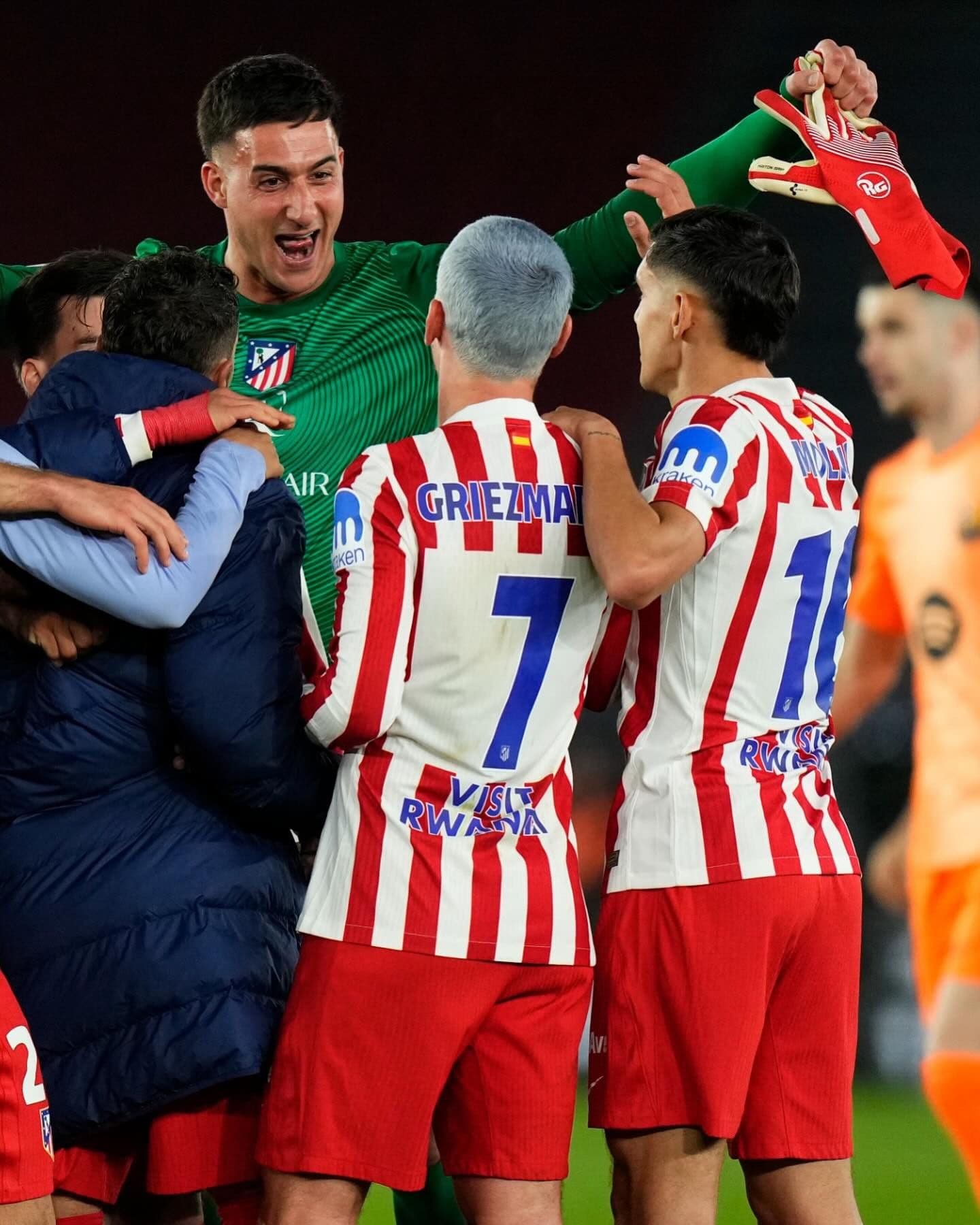 Thủ môn Musso và các cầu thủ Atletico Madrid ăn mừng, tượng trưng cho sự kiên cường của hàng phòng ngự.