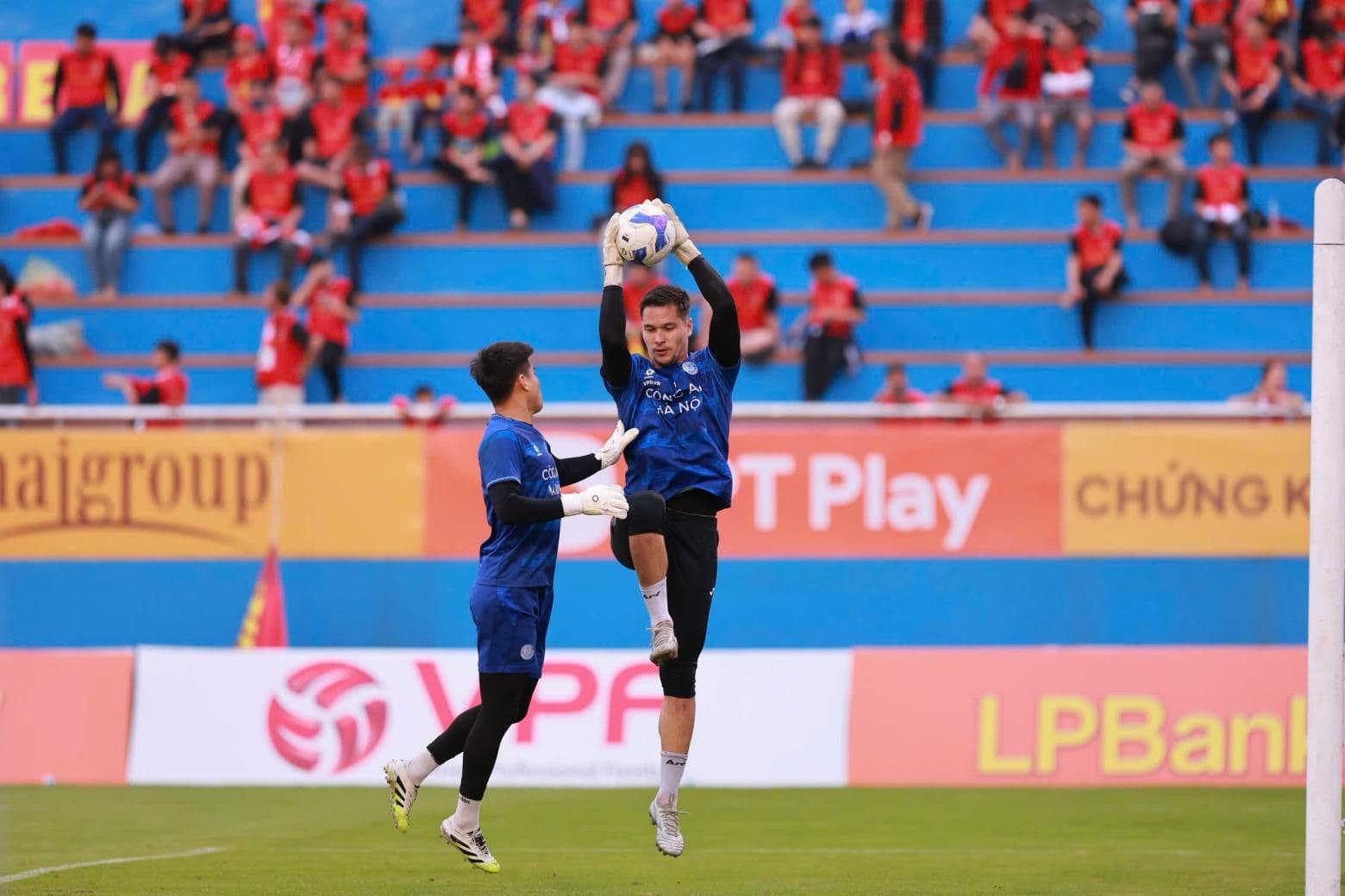 Thủ môn Nguyễn Filip của Công an Hà Nội bắt bóng trên không, thể hiện sự chắc chắn.