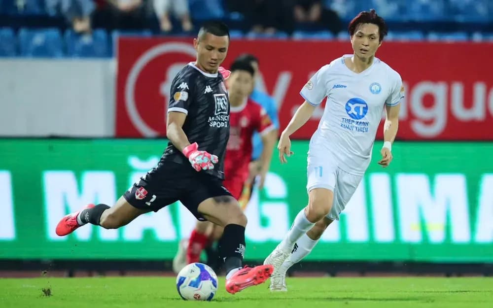 Thủ môn Đình Triệu của Hải Phòng trong trận đấu gặp đương kim vô địch Nam Định tại sân Thiên Trường.