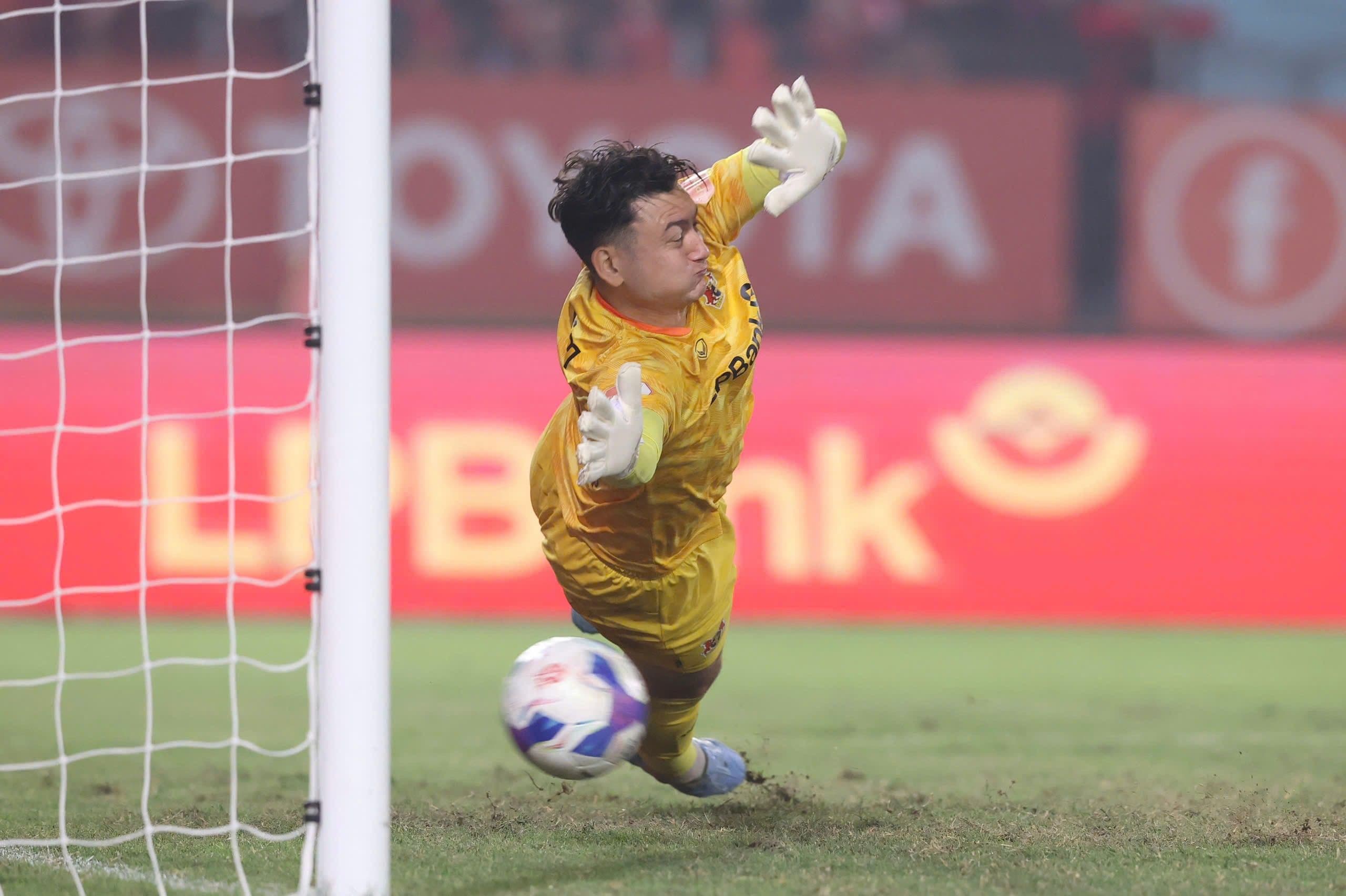 Thủ môn Ninh Bình bay người cản phá cú sút nguy hiểm trong trận đấu V.League.