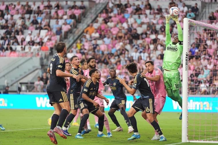 Thủ môn Philadelphia Union Andre Blake cản phá quả phạt góc của Lionel Messi trong trận đấu hỗn loạn giữa Inter Miami và Philadelphia Union.