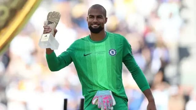 Thủ môn Robert Sanchez của Chelsea ăn mừng giải thưởng sau trận chung kết.