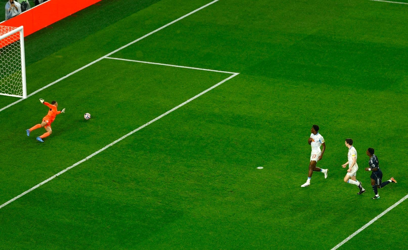 Thủ môn Salzburg nỗ lực cản phá cú sút của Real Madrid.