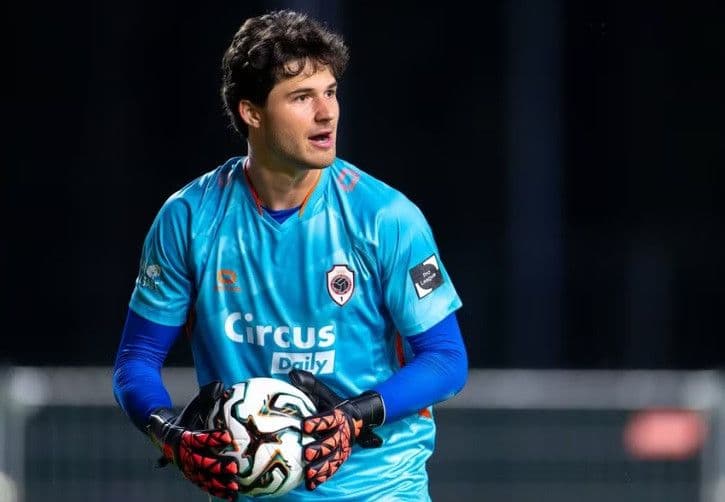 Thủ môn Senne Lammens trong trang phục thi đấu của Royal Antwerp, người được Manchester United săn đón.