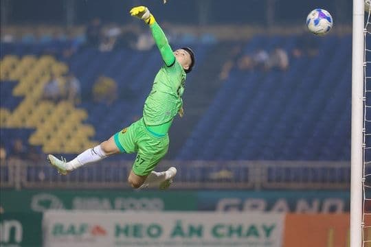 Thủ môn Sông Lam Nghệ An nỗ lực cản phá, thể hiện áp lực và lời cảnh báo cuối cùng cho đội bóng