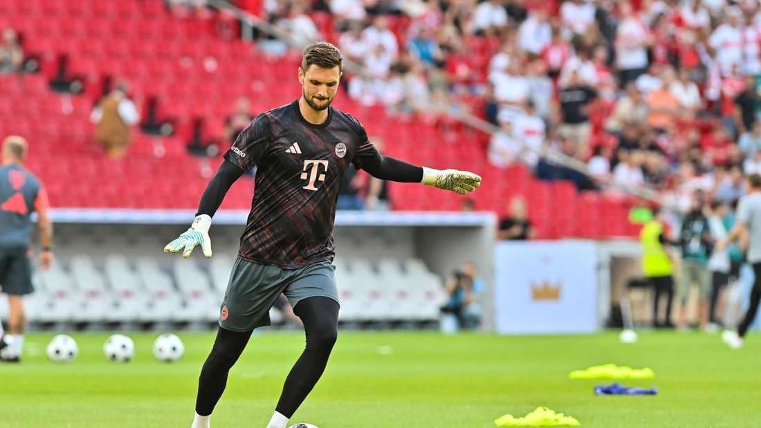 Thủ môn Sven Ulreich của Bayern Munich khởi động, thể hiện tính chất thử nghiệm của một trận giao hữu.