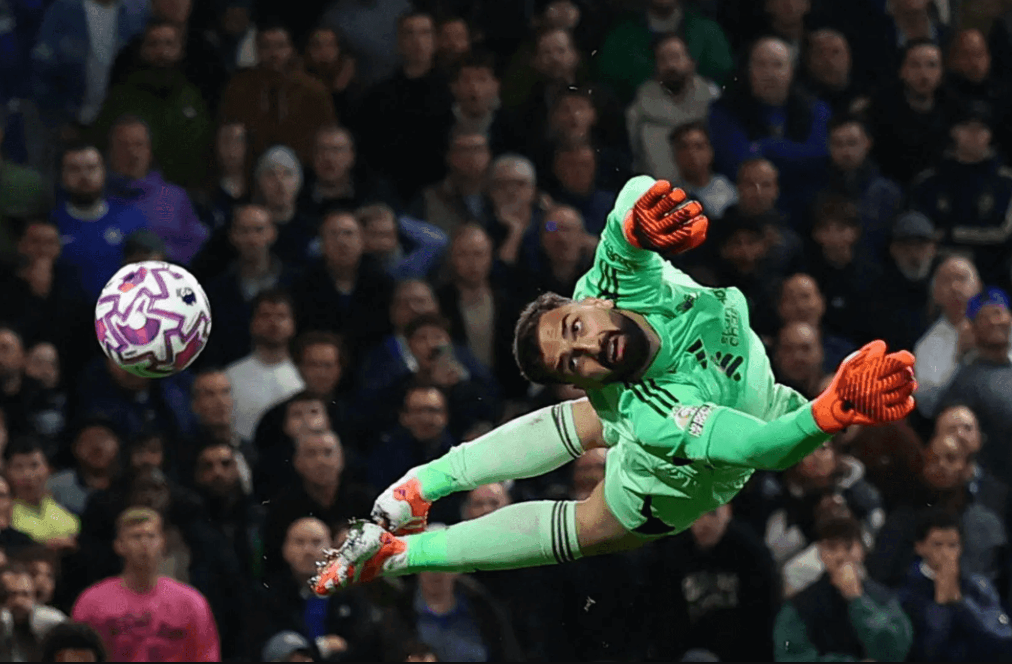 Thủ môn thực hiện pha cứu thua xuất thần, phản ánh sự khốc liệt của cuộc đua ngôi vương và top 4 Ngoại Hạng Anh.