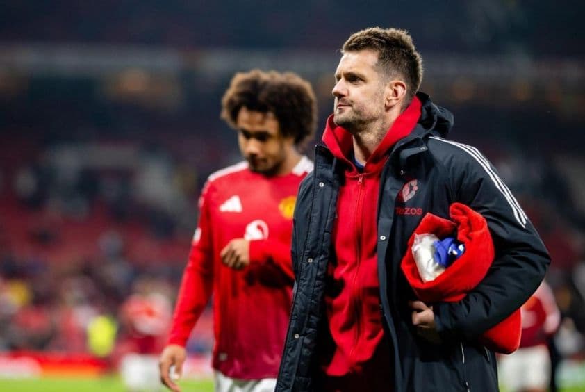 Thủ môn Tom Heaton của Manchester United đi bộ trên sân, thể hiện vai trò lãnh đạo thầm lặng