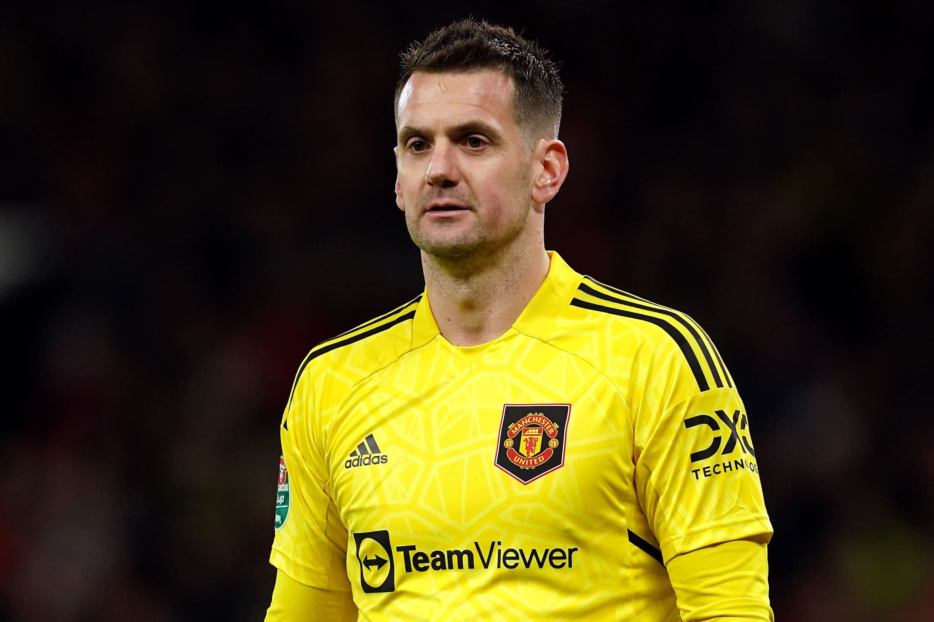 Thủ môn Tom Heaton của Manchester United trong trang phục thi đấu màu vàng