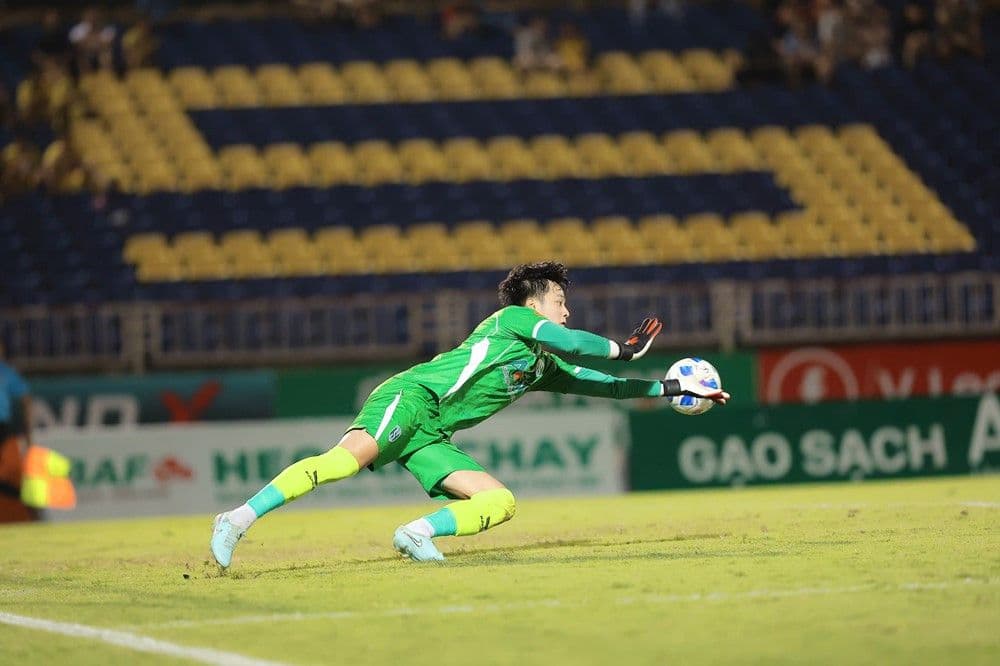 Thủ môn trẻ Cao Văn Bình của SLNA thực hiện pha cứu thua xuất thần.