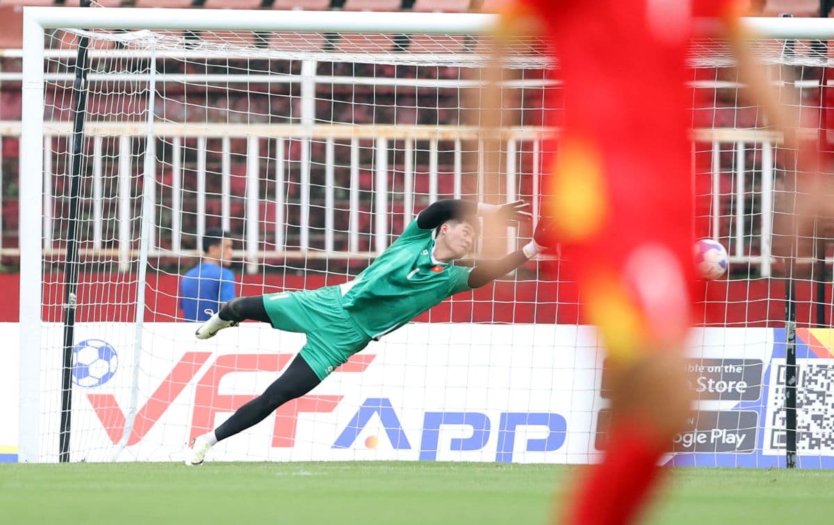 Thủ môn Trần Trung Kiên của đội tuyển Việt Nam thực hiện pha cứu thua trong buổi tập.