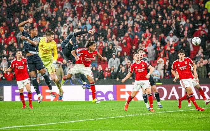 Thủ môn Trubin đánh đầu ghi bàn ấn định chiến thắng 4-2 cho Benfica trước Real Madrid