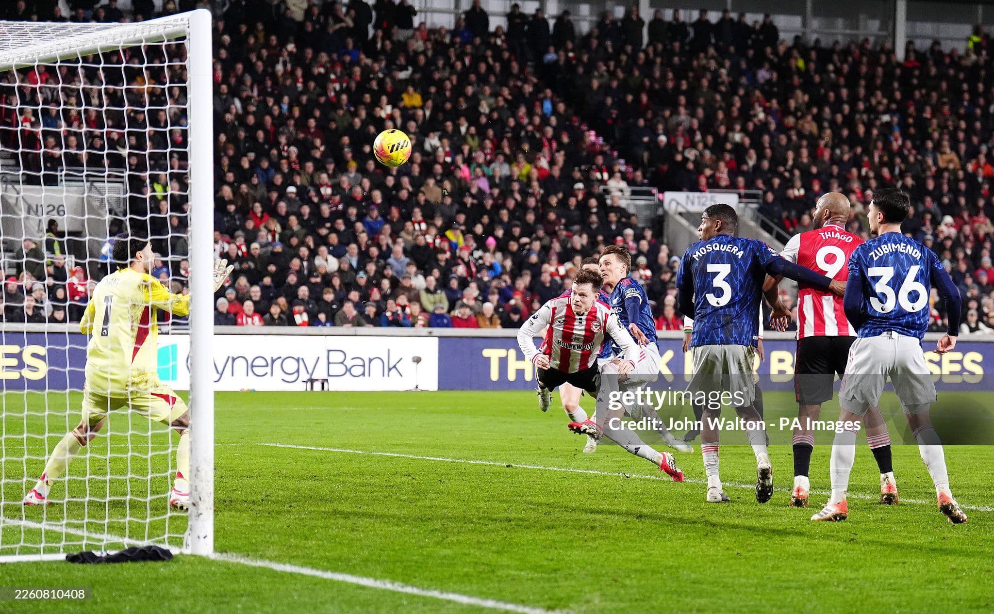 Thủ môn và hàng thủ Arsenal chịu áp lực lớn trước khung thành, phản ánh tâm lý căng thẳng của đội.