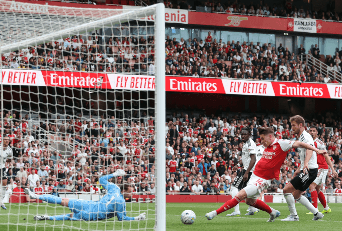 Thủ môn và hậu vệ Fulham đối mặt với pha ghi bàn của đối thủ lớn, minh họa thử thách của kẻ ngoại đạo.