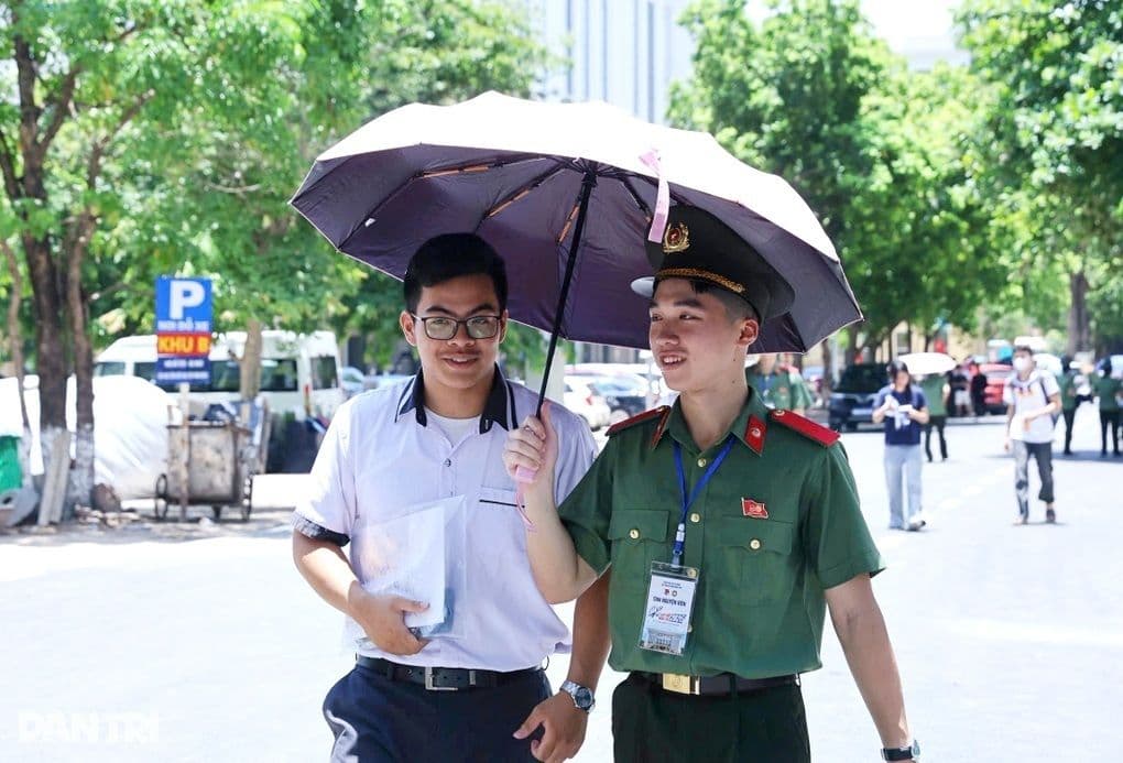 Thí sinh được cán bộ công an hướng dẫn trong kỳ thi tuyển sinh vào trường công an.