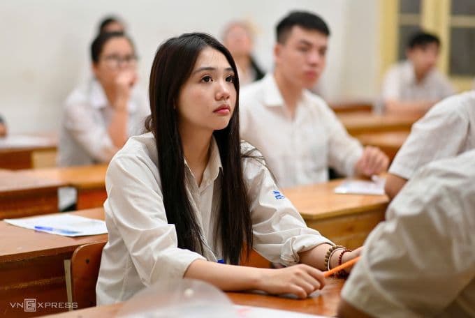 Thí sinh được gọi vào phòng thi ở trường THPT Trần Phú, Hà Nội, lúc 6h45 ngày 26/6. Ảnh: Giang Huy