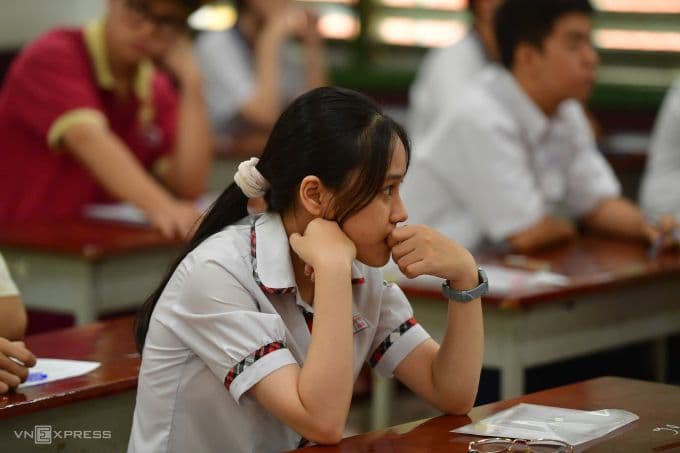 Thí sinh căng thẳng chờ công bố điểm chuẩn đại học