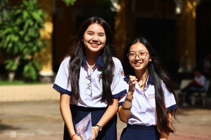 Thí sinh dự thi lớp 10 công lập TP HCM tại điểm thi THPT Trưng Vương, quận 1, tháng 6/2025. Ảnh: Quỳnh Trần