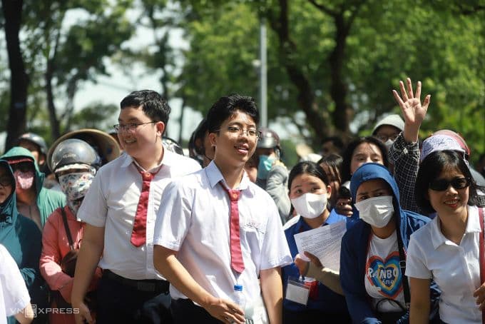 Thí sinh dự thi tốt nghiệp THPT Quốc gia 2025, thể hiện không khí kỳ thi quan trọng.