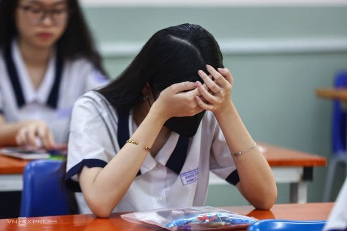 Thí sinh lo lắng, căng thẳng trước kỳ tuyển sinh đại học 2025 với nhiều quy định phức tạp.