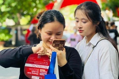 Thí sinh tìm hiểu thông tin và chiến lược cho tương lai bền vững trong tuyển sinh đại học