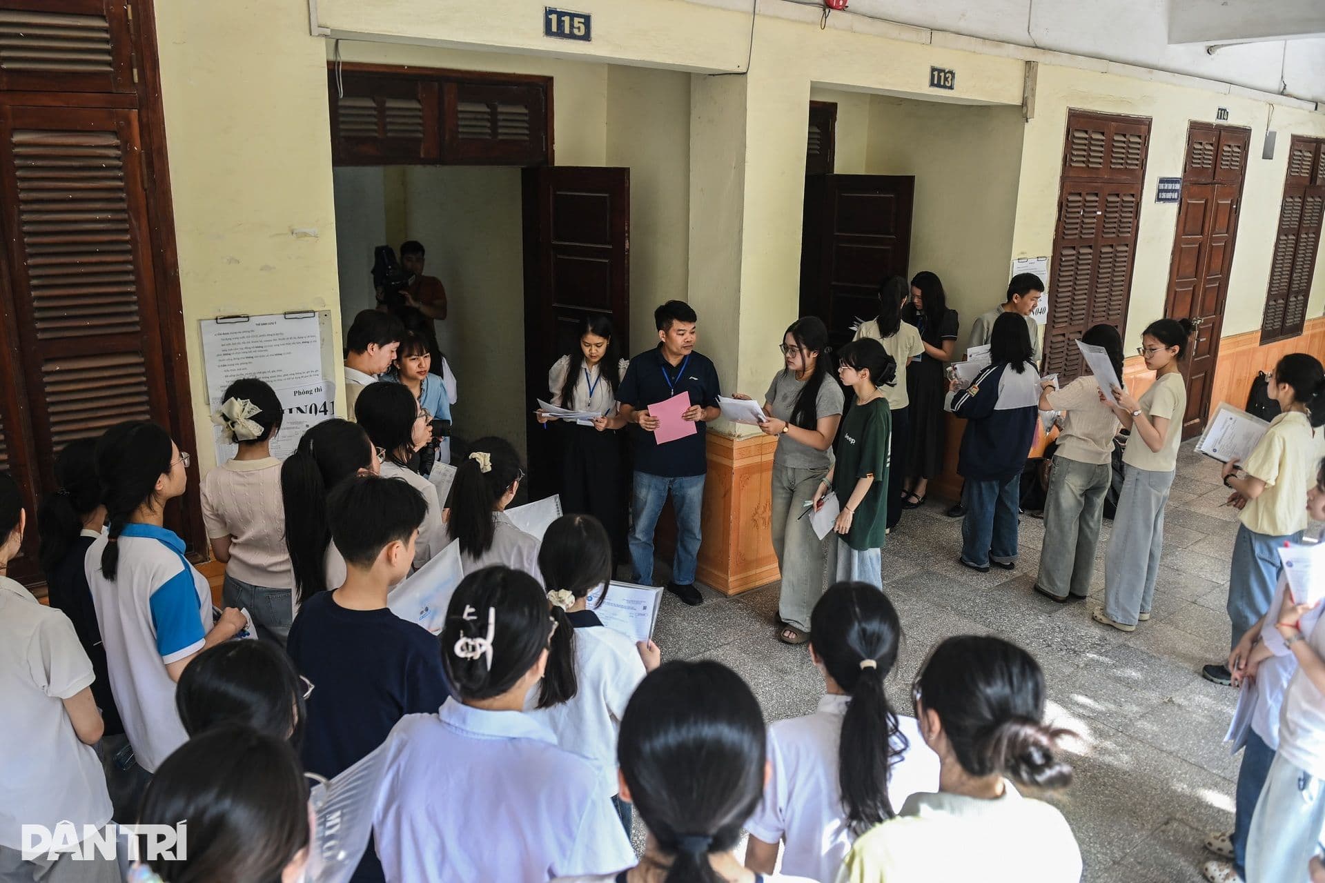 Thí sinh tập trung xem danh sách và nhận hướng dẫn, mở rộng cánh cửa cơ hội vào nhiều trường đại học.