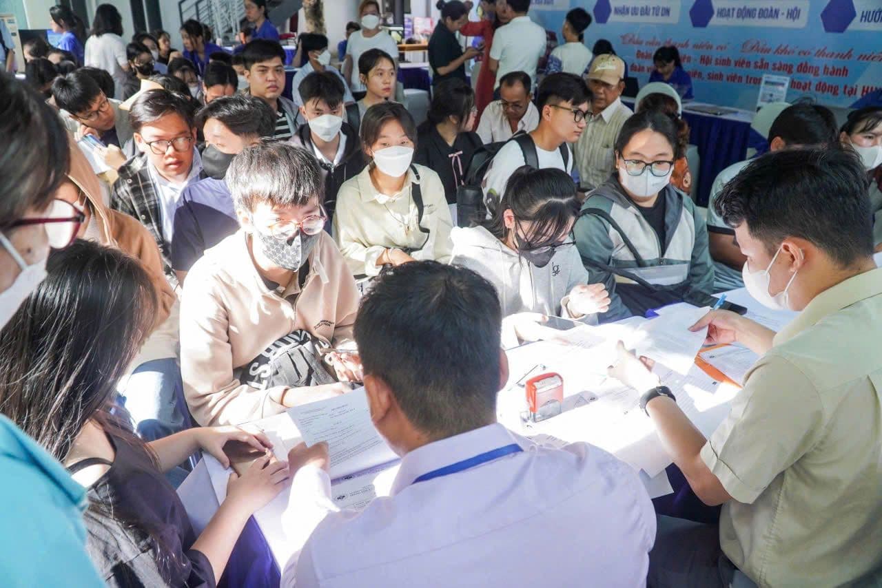 Thí sinh và phụ huynh tại buổi tư vấn tuyển sinh đại học 2025, phản ánh sự phức tạp của điểm chuẩn.