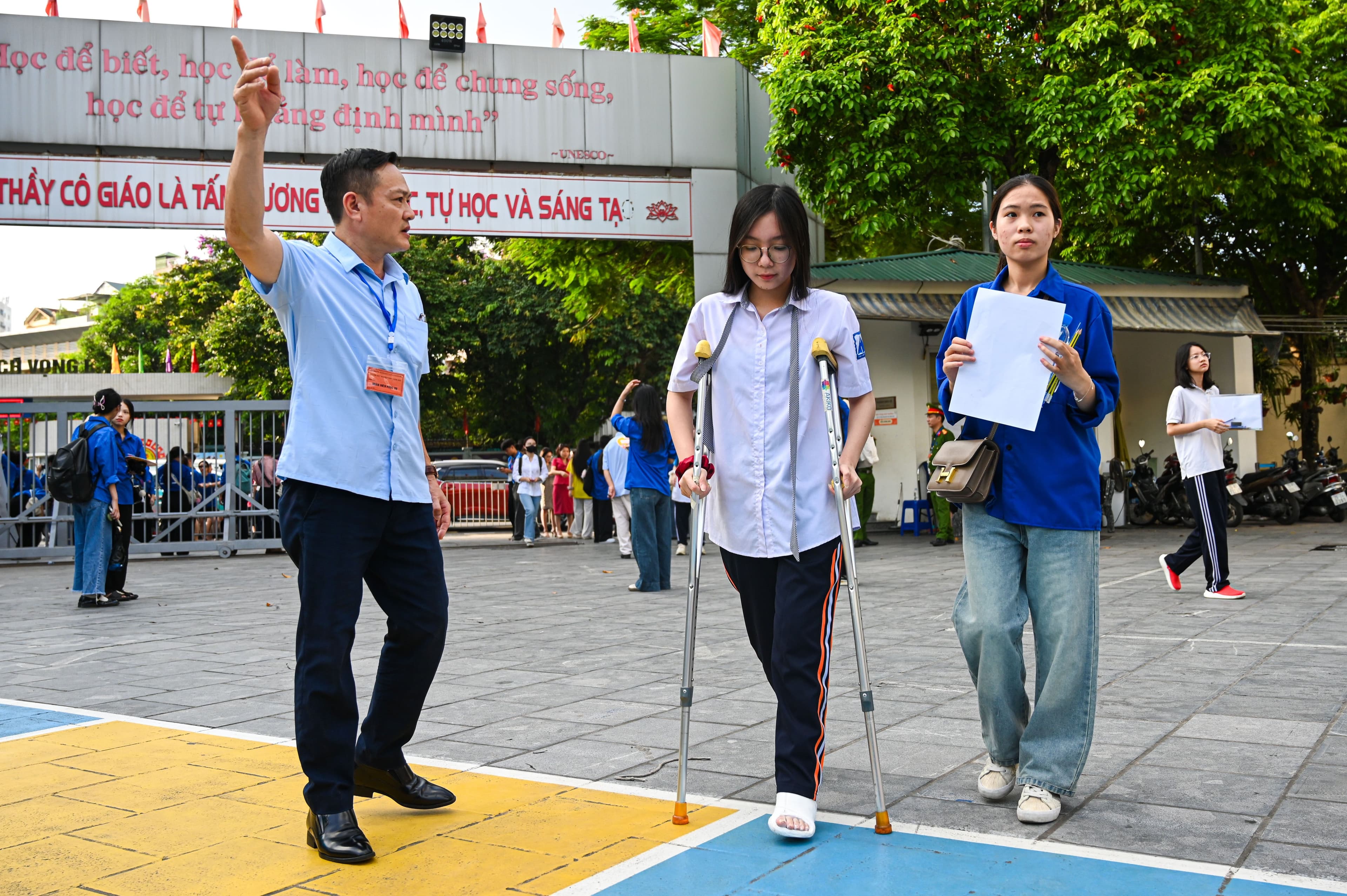 Thí sinh vượt khó đi thi với nạng, biểu tượng cho tinh thần vững vàng trước áp lực kỳ thi.
