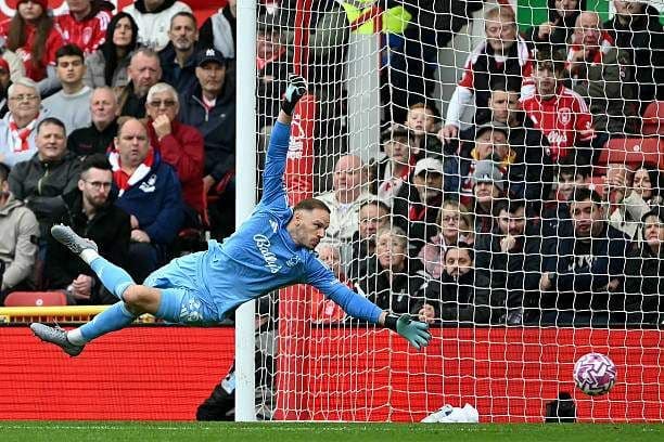 Thủ thành Chelsea Sanchez cản phá cú sút của cầu thủ Nottingham Forest, minh họa cho các cơ hội bị bỏ lỡ.