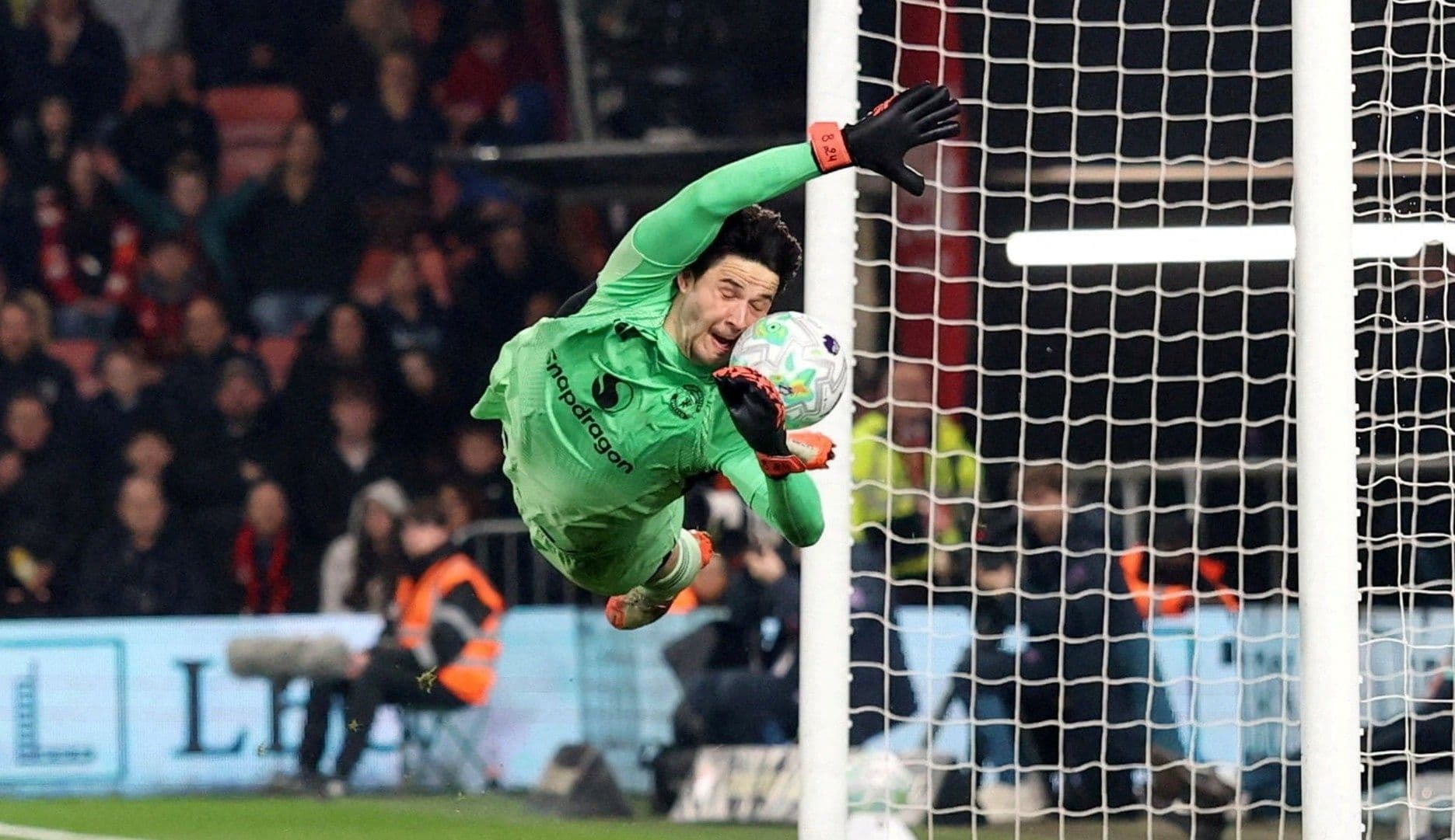 Thủ thành Dorđe Petrovic của Bournemouth cản phá xuất sắc cú dứt điểm của Manchester United.