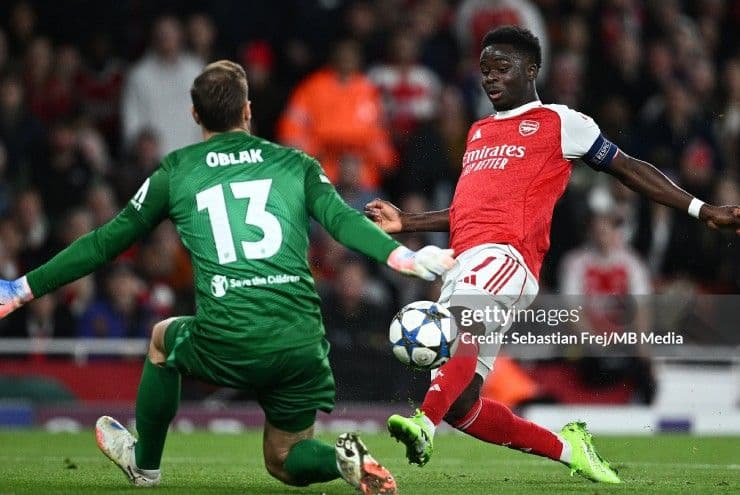 Thủ thành Jan Oblak cản phá cú sút của Bukayo Saka trong hiệp một bế tắc