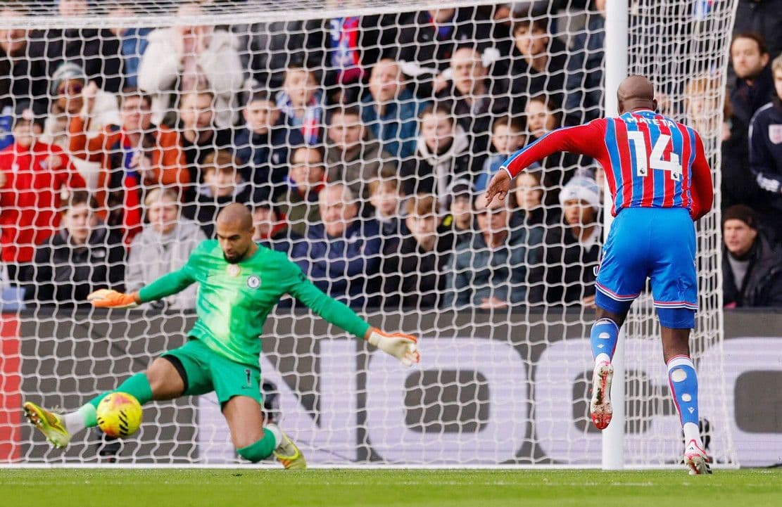 Thủ thành Roberto Sanchez của Chelsea cản phá cú sút nguy hiểm của Jean-Philippe Mateta bên phía Crystal Palace