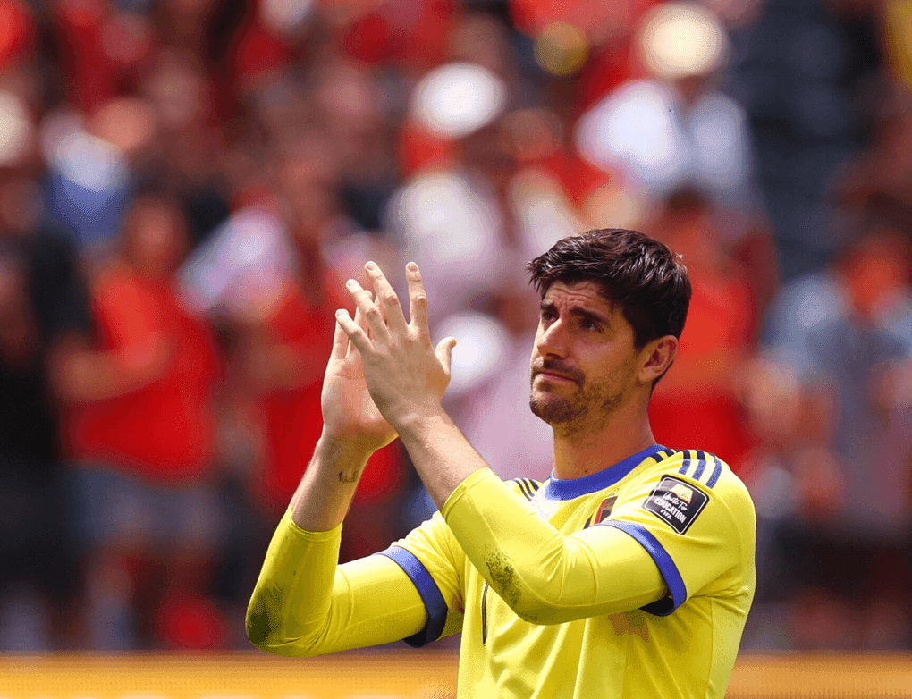 Thủ thành Thibaut Courtois vỗ tay trong thất vọng, thể hiện áp lực tâm lý mà thủ môn phải đối mặt.
