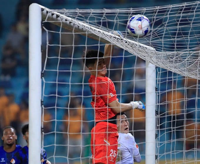 Thủ thành Trần Trung Kiên của HAGL thể hiện phong độ chói sáng