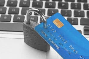 Thẻ tín dụng bị khóa bằng ổ khóa trên bàn phím, tượng trưng cho việc phong tỏa tài sản và các biện pháp bảo đảm thu hồi hiệu quả.
