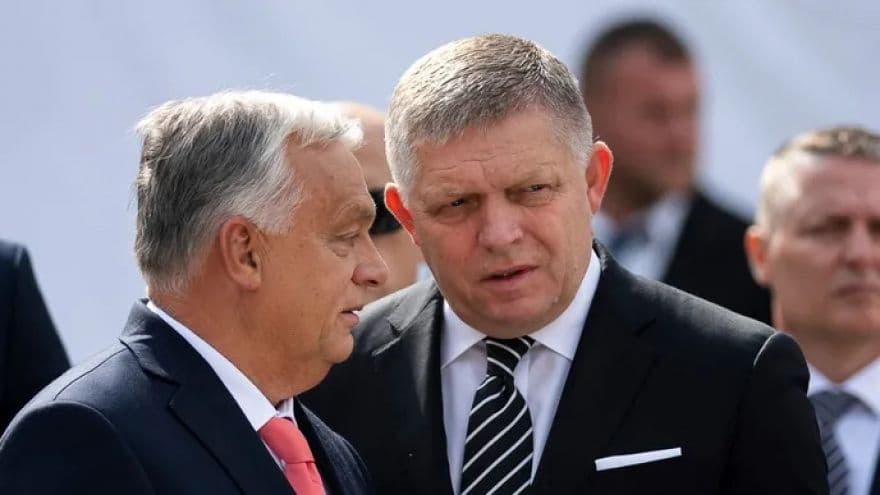 Thủ tướng Hungary Viktor Orbán và Thủ tướng Slovakia Robert Fico thảo luận, minh họa cho các biến động địa chính trị liên quan đến năng lượng.