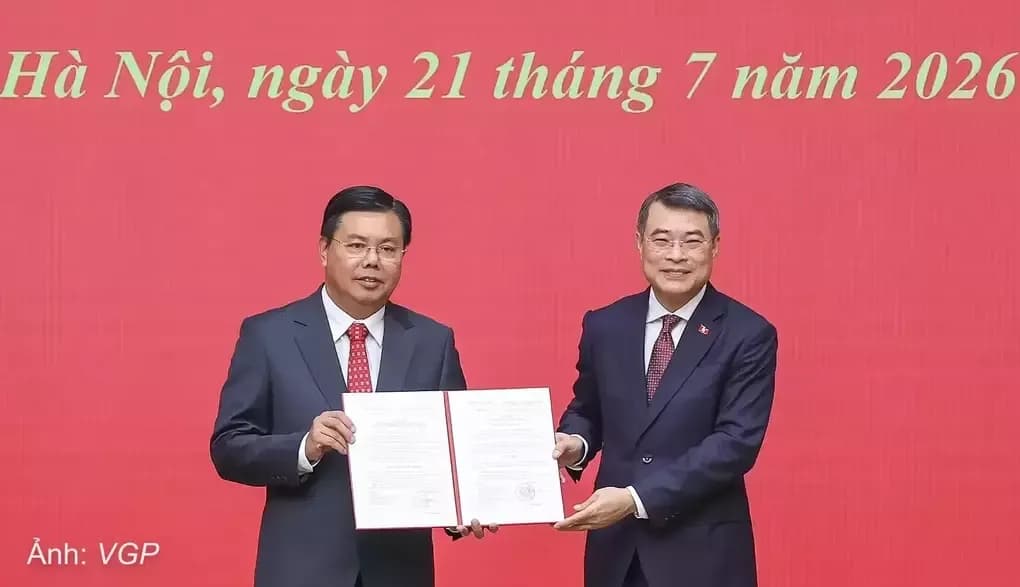 Thủ tướng Lê Minh Hưng trao quyết định bổ nhiệm tại Bộ Nội vụ, minh họa chính sách luân chuyển cán bộ cấp cao trong sự nghiệp ông Đỗ Thanh Bình.