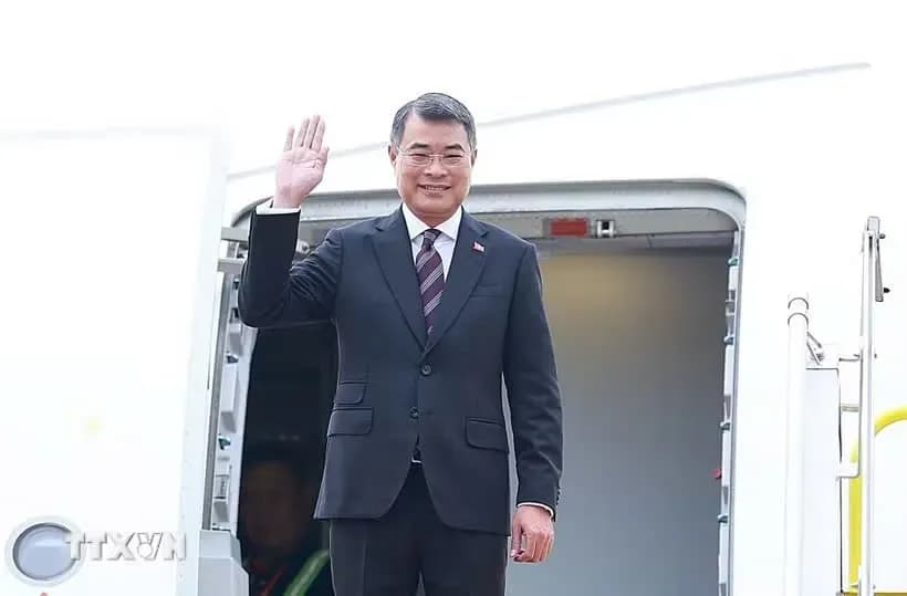 Thủ tướng Lê Minh Hưng vẫy tay chào khi lên máy bay, chuẩn bị tham dự Hội nghị Cấp cao ASEAN-Nga, thể hiện sự chủ động trong quan hệ Việt Nam-Nga.