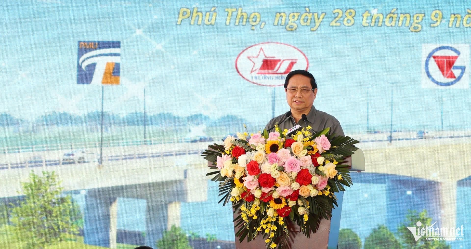 Thủ tướng Phạm Minh Chính phát biểu tại lễ khánh thành cầu Phong Châu mới, nhấn mạnh ý nghĩa của công trình.