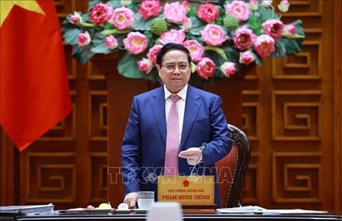 Thủ tướng Phạm Minh Chính tại cuộc họp, tượng trưng cho vai trò điều hành và chính sách của chính phủ trong ổn định thị trường.