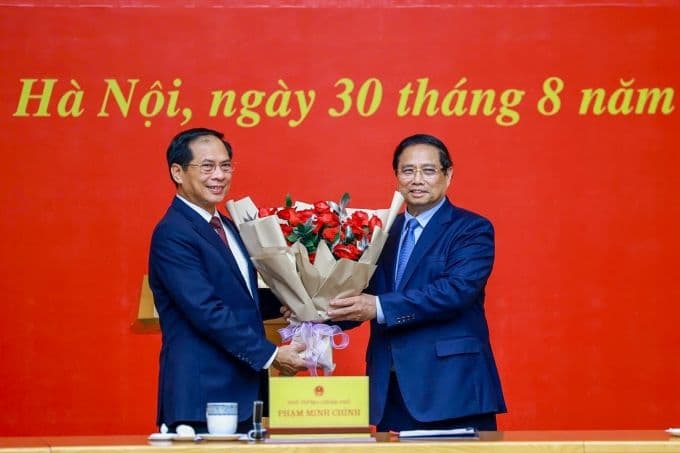 Thủ tướng Phạm Minh Chính tặng hoa chúc mừng Phó Thủ tướng Bùi Thanh Sơn