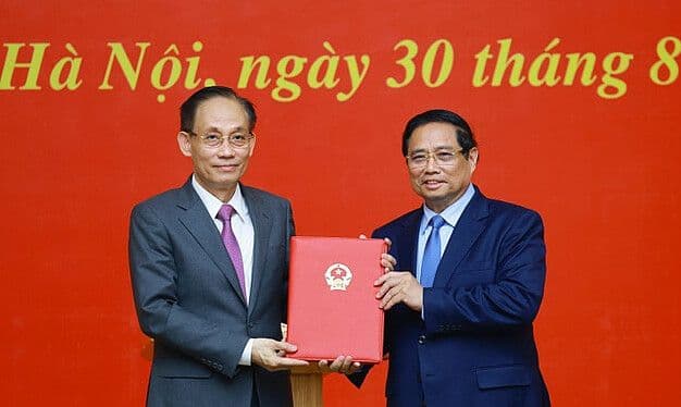 Thủ tướng Phạm Minh Chính trao quyết định bổ nhiệm quyền Bộ trưởng Ngoại giao cho ông Lê Hoài Trung